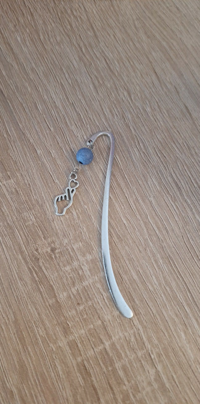 Marque-page en métal argenté avec cœur et perle bleue