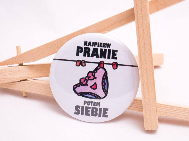 Przypinka NAJPIERW PRANIE wesoły button