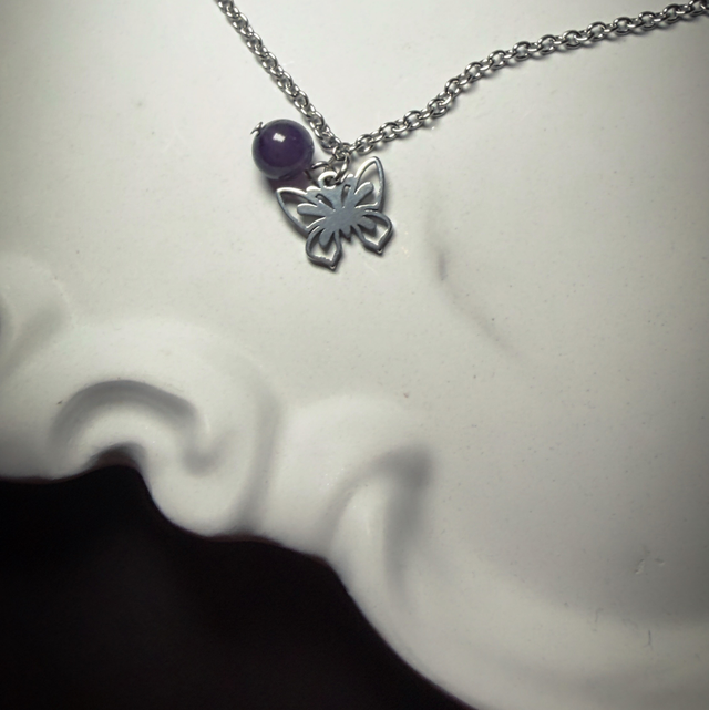 Bracelet classique papillon et pierre d’améthyste 