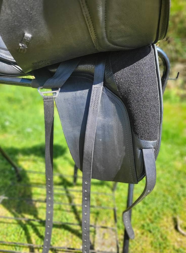 Selle de dressage Fairfax Classic Moveable Block 17" – Noire – Arcade Wide