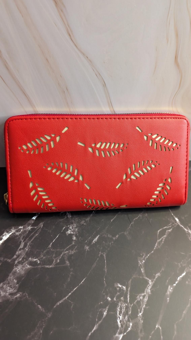 porte feuille rouge dessin florale 