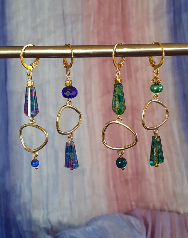 Boucles d'oreilles pendantes asymétriques dorées et vert émeraude, existe en bleu saphir