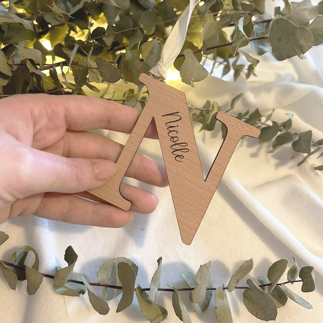 Boule de Noël personnalisée en bois - Modèle Lettre