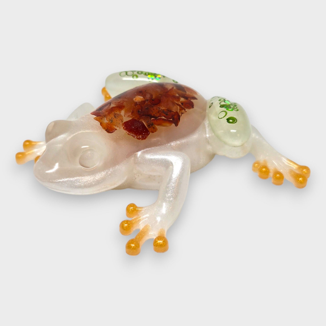 Grenouille Éclatante avec Cornaline - Création Artisanale
