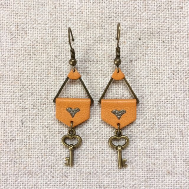 Boucles d’oreilles « Clé de fa » bronze, cuir ocre, breloque clé