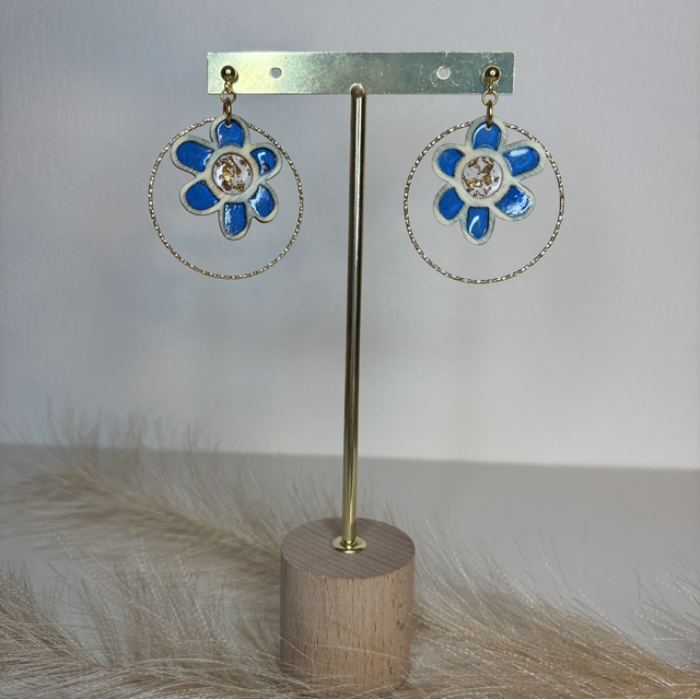 Boucles d’oreilles en bois fleurs bleue