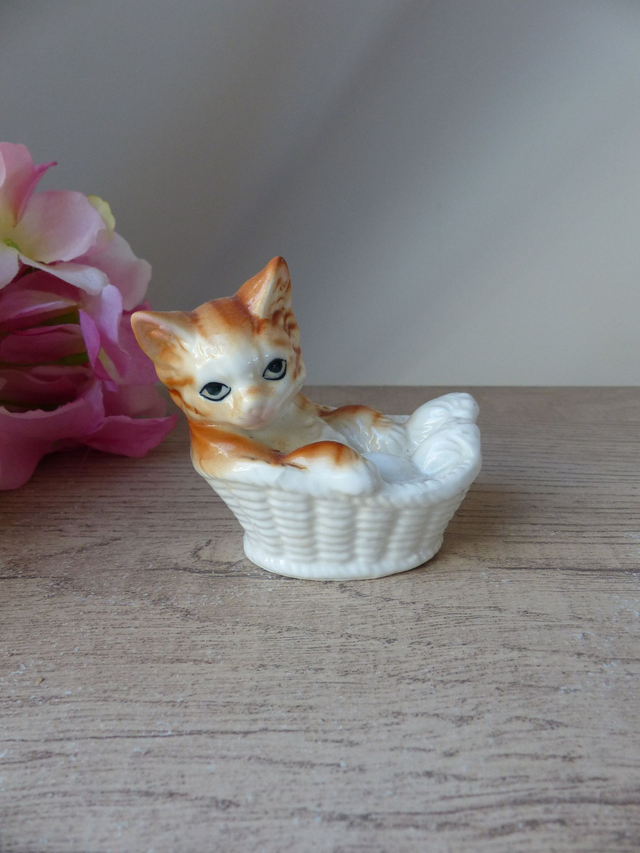 Figurine de Chat Roux en Céramique Détendu Relax Zen dans son Panier Collection Chat Décoration Chambre