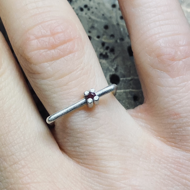 J914 ANELLO QUADRO FIORE ROSSO mis.49.5