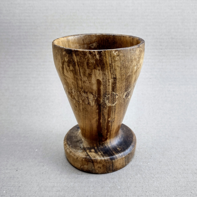 Ronde Teakhouten Drinkbeker op voet Drinkkroes Vijzel Klassiek ontwerp Jaren 60 Handgemaakt (diameter 8,0 cm | hoogte 12,5 cm) | Vintage