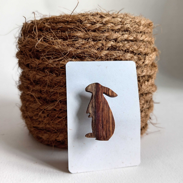 Broche lapin debout