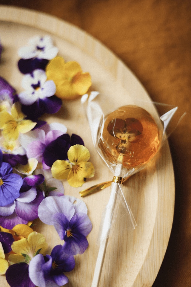 Sucette fleurie au miel
