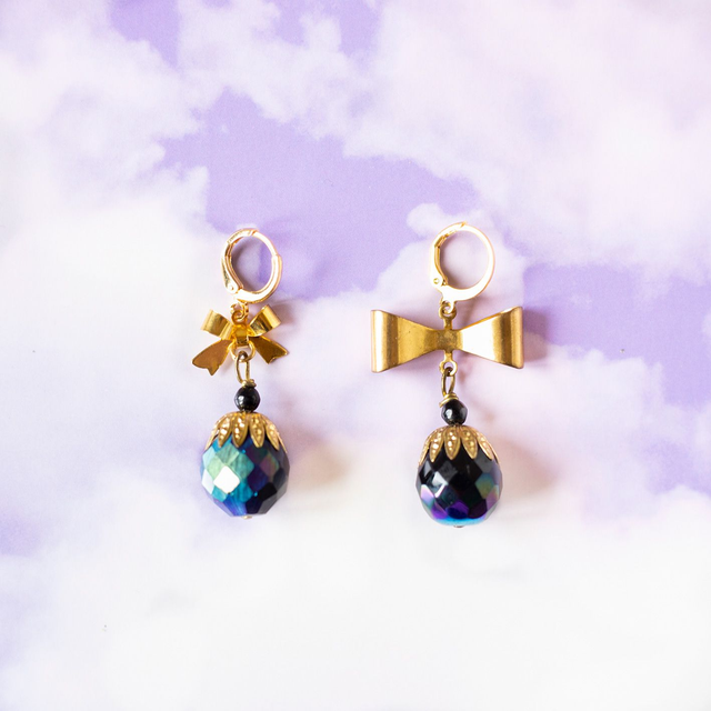 Boucles d'oreilles noeuds en laiton doré et perles vintage noires