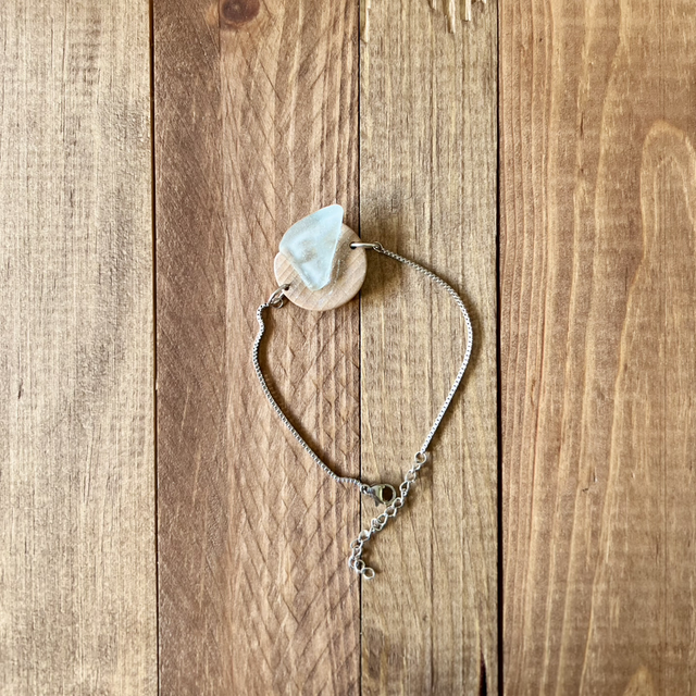 Bracelet bois de hêtre ciré rose et verre marin 