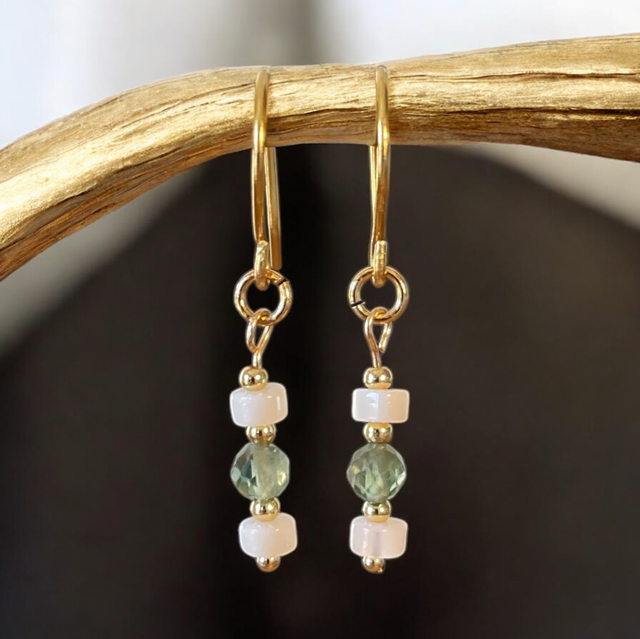 Boucles d’oreilles Minimalistes Nacre et Apatite verte