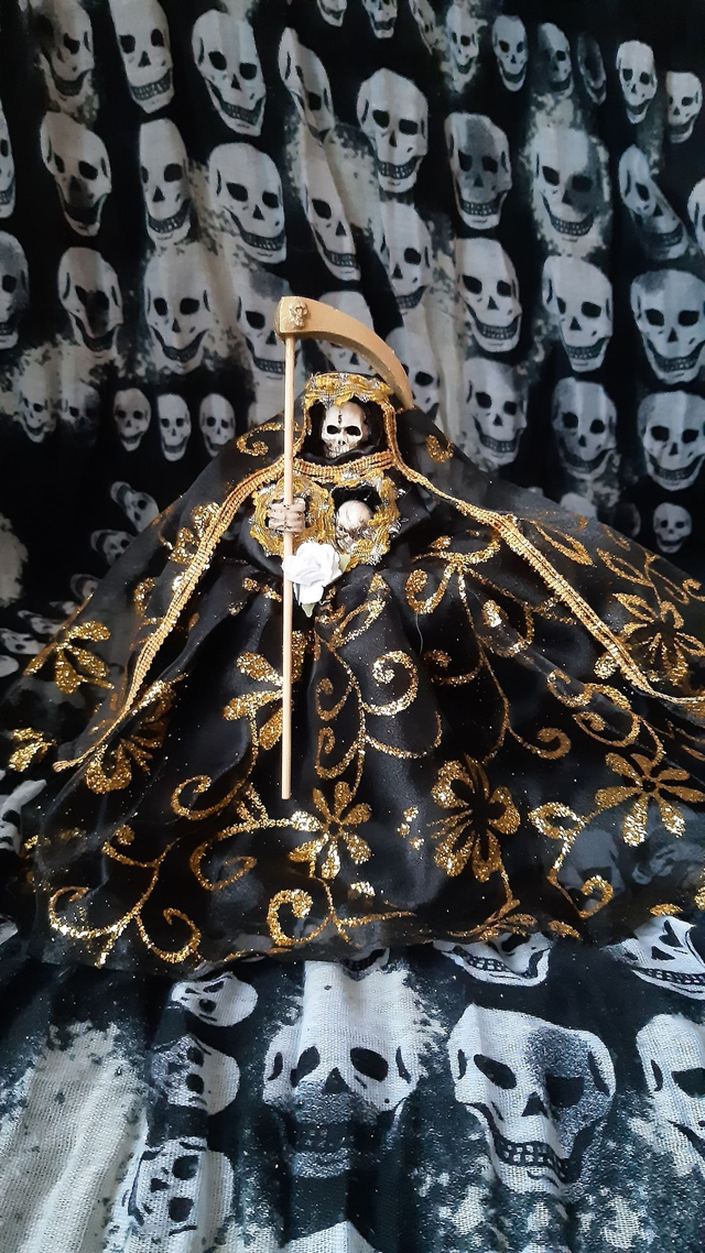 Statue Santa Muerte noire avec robe
