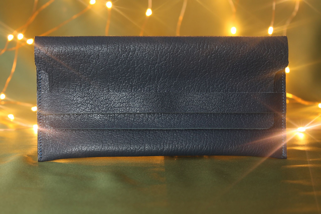 Etui à lunettes bleu marine avec le logo peint couleur doré à l’intérieur