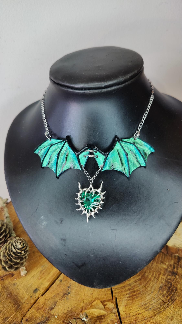 Collier chauve souris aux ailes déployées modèle vert émeraude éclatant