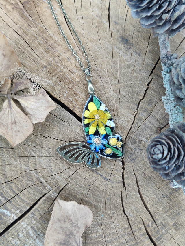Pendentif papillons en fleurs naturelles de mimosa, forsythia & pâquerettes 