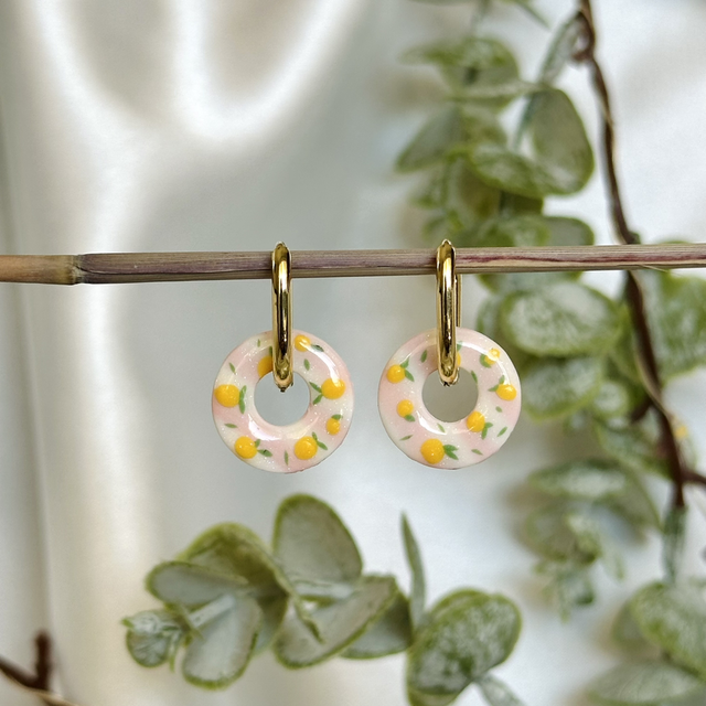 Les donuts citrons à fond rose et blanc (sans créoles)