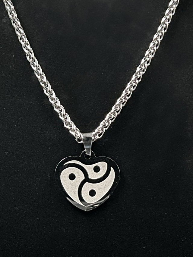 Hartje met het BDSM-symbool in hartvorm, inclusief dubbele schakel collier.