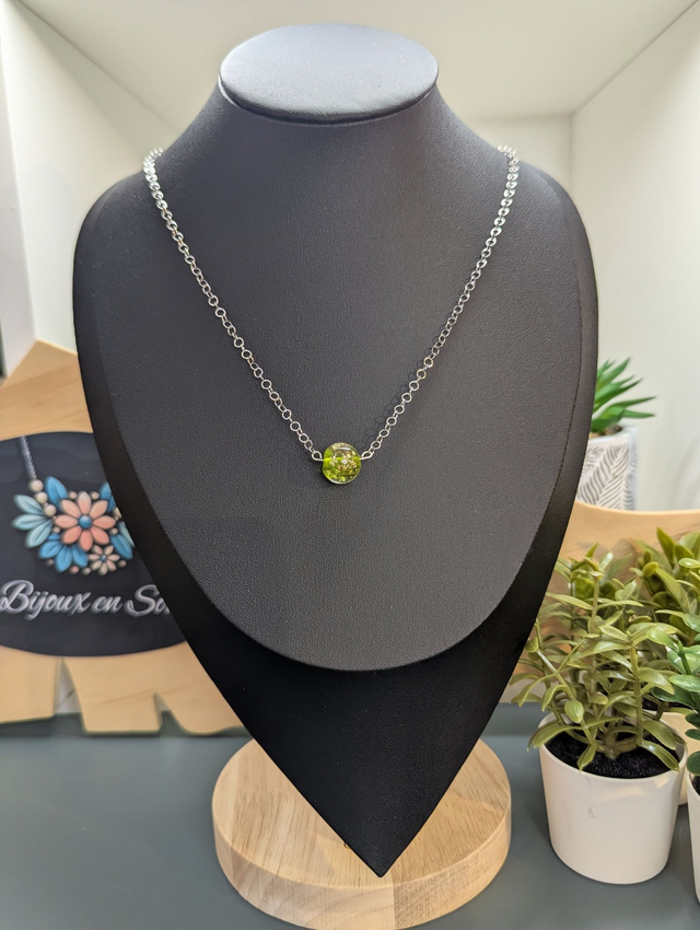 collier mi long avec chaine de couleur argent et pendentif en verre de couleur vert clair. 