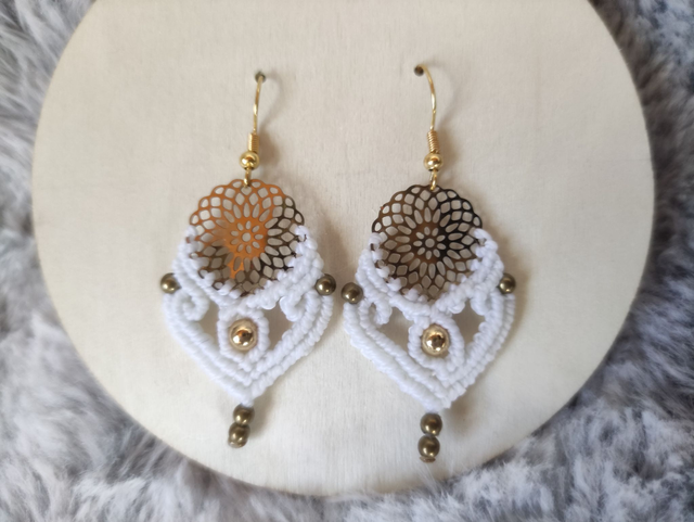 Boucles d&#039;oreilles blanches 