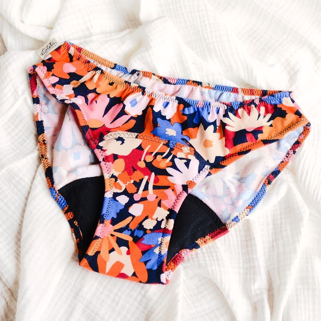 Bragas menstruales flores fondo negro