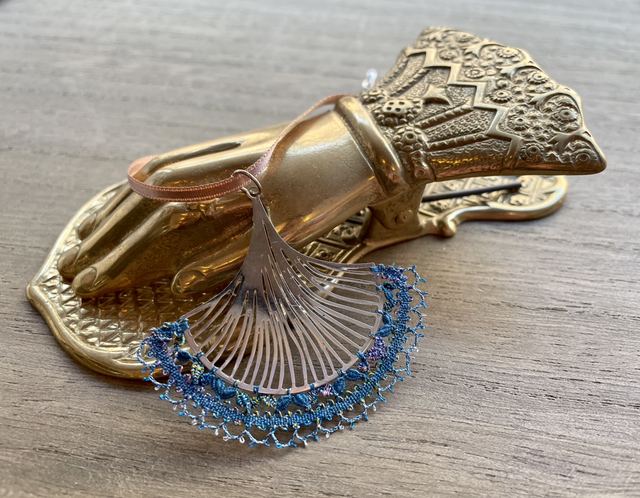 Pendentif éventail - bleu argenté 