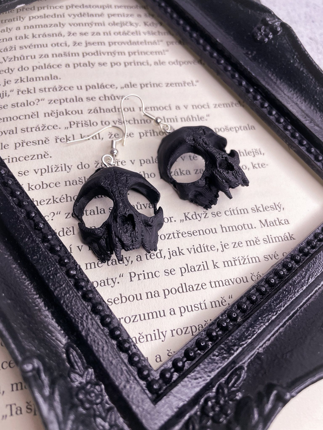 Náušnice Osteology Kočičí lebka černé