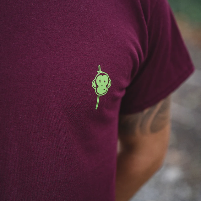 KELLY GREEN MINIMAL TEE I BURGUNDY