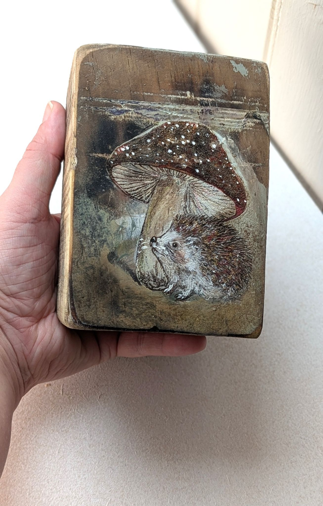 Hedgehog under mushrooms shade - Tealight Holder Reclaimed Wood