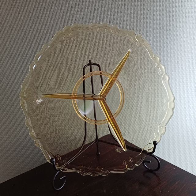 Made in Holland | Serveerschaal borrelhapjesschaal Geschulpt retroglas met 3 vakken (diameter 27,0 | hoogte 7,0 cm) amberkleurig | Vintage