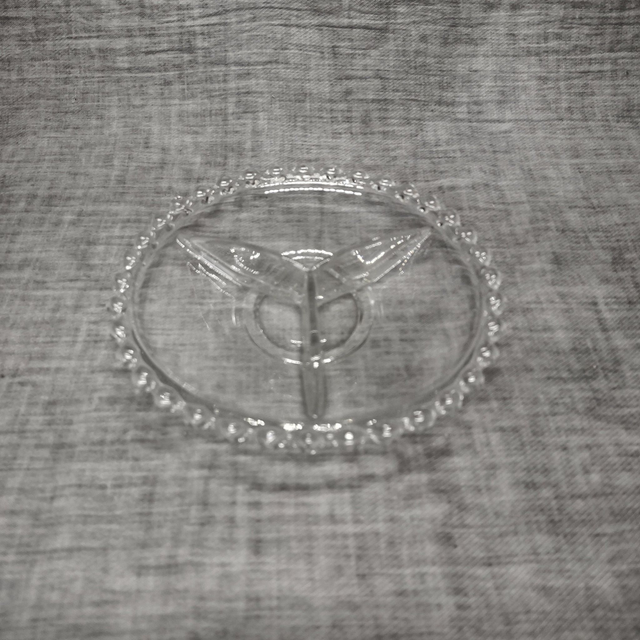 Made in France | Serveerschaal Snackschaal 3 vaks Glazen uitvoering afgewerking kleine &#039;bolletjes&#039; (diameter 15 | hoogte 3,5 cm) | Vintage