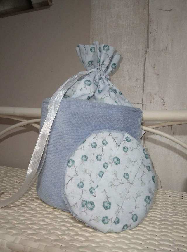 Un pochon cousu main + 7 lingettes lavables en éponge bambou bleu clair & coton fleuri
