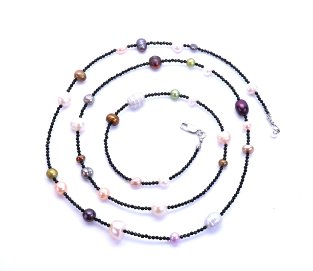 Eleganz in Bewegung – Schwarze Spinellkette mit Süßwasserperlen - Verena lang 