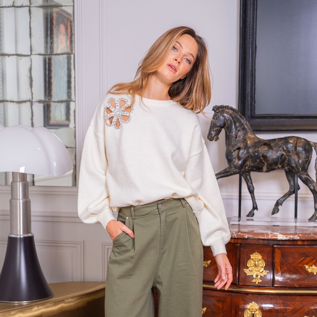Pull écru avec découpe à fleur 