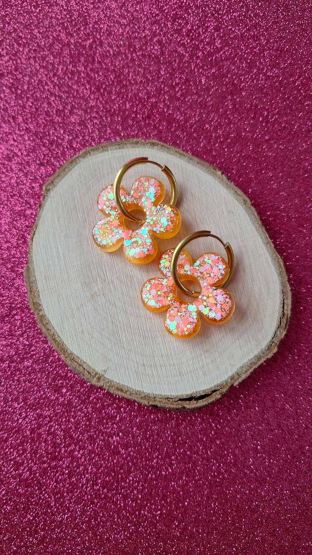 Créoles dorées fleurs paillettes Corails/blanches et encre à alcool dorée/orangée