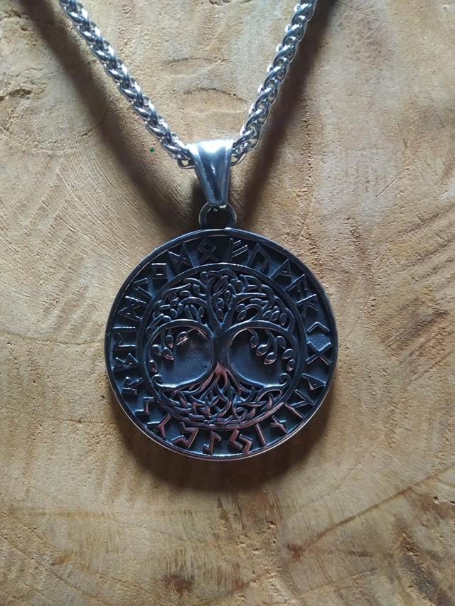 Collier Yddrasil et runes 