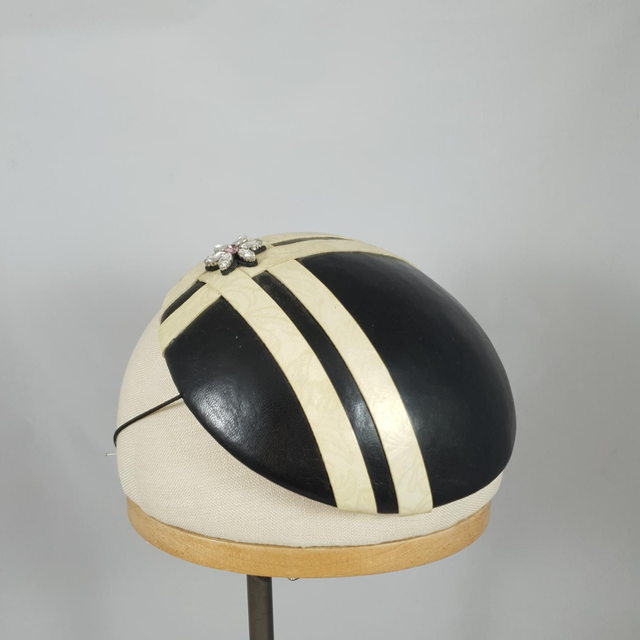 Petit chapeau rond en cuir