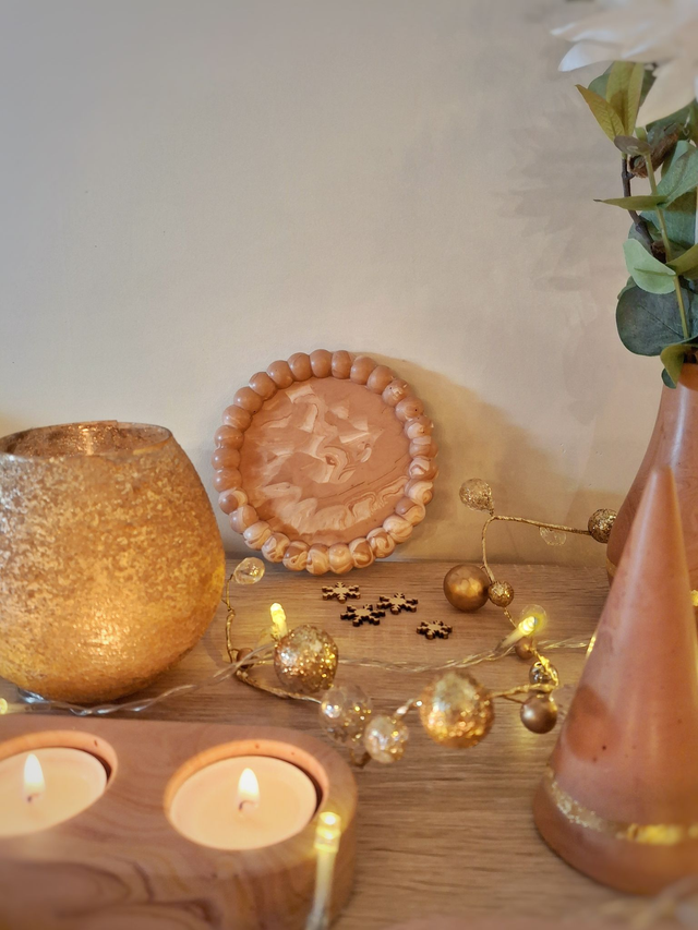 Plat rond avec tour en relief