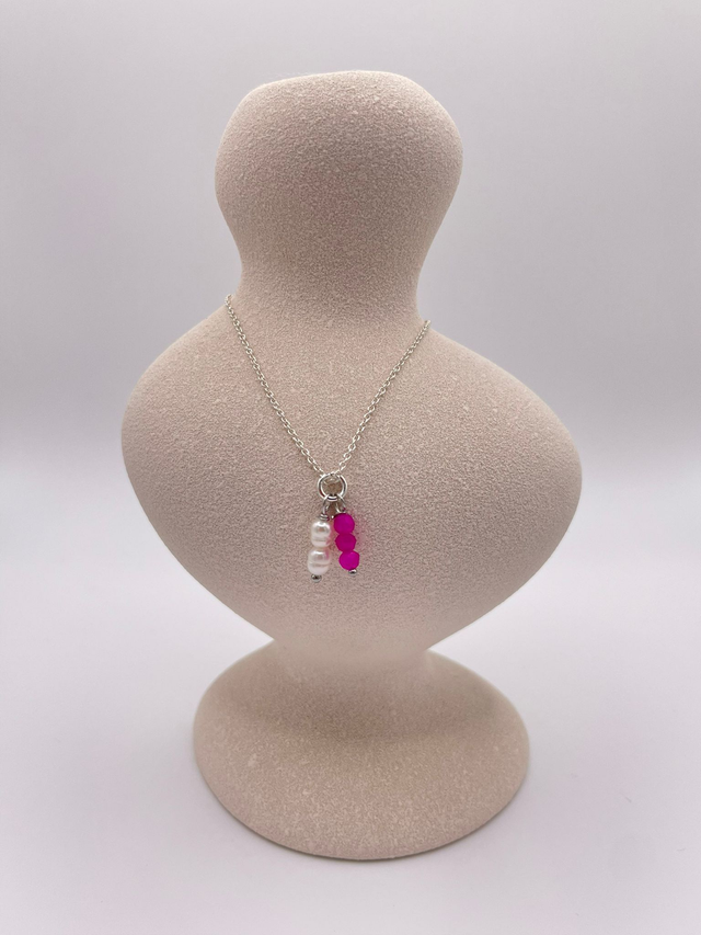 PINK GLOW – Echte Silberkette mit pinken & weißen Perlen