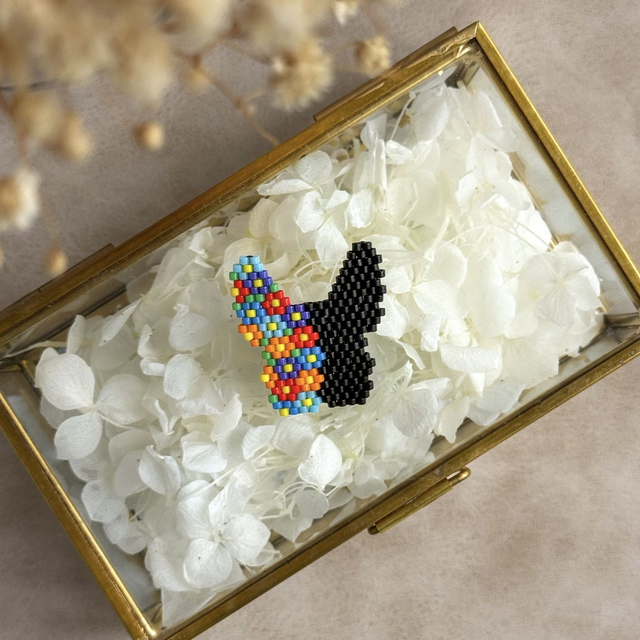 Bouledogue Fleuri – Broche tissée main