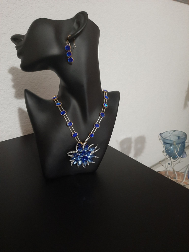 Parure ras de cou bleu turquoise -doré en perle de verre et perle cristal 		