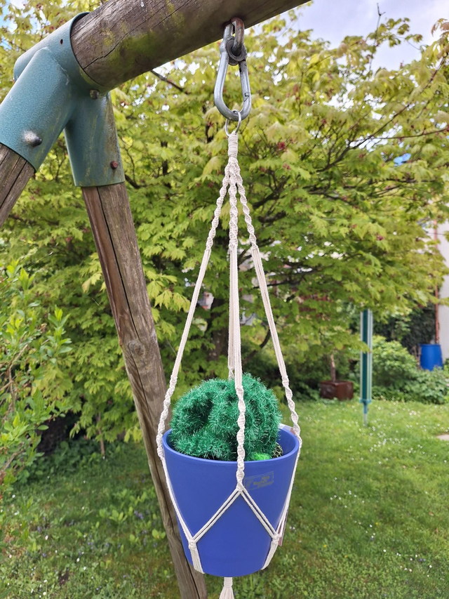 Blumenampel geknüpft (Makramee)