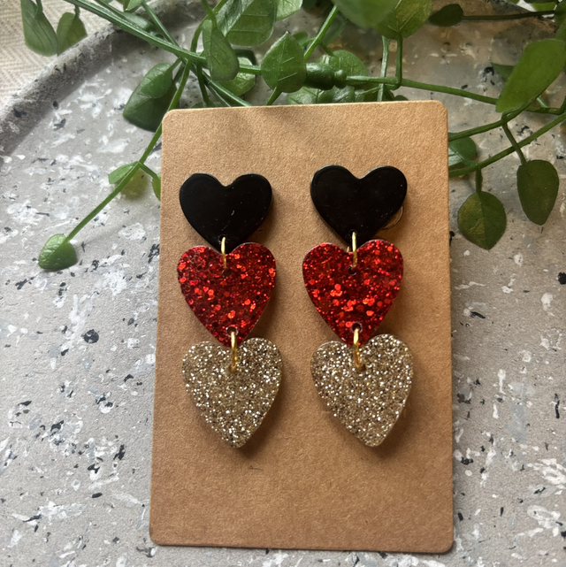 Boucles d’oreilles résine cœur noir rouge et doré