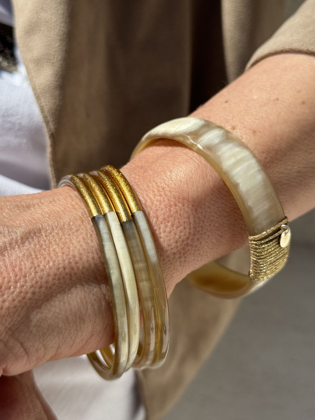 Le Bracelet Corne de buffle gold laqué en couleur, moitié naturelle   
