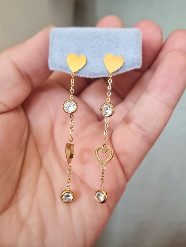 Clous d'oreilles en acier inoxydable doré pluie de coeurs avec cristaux
