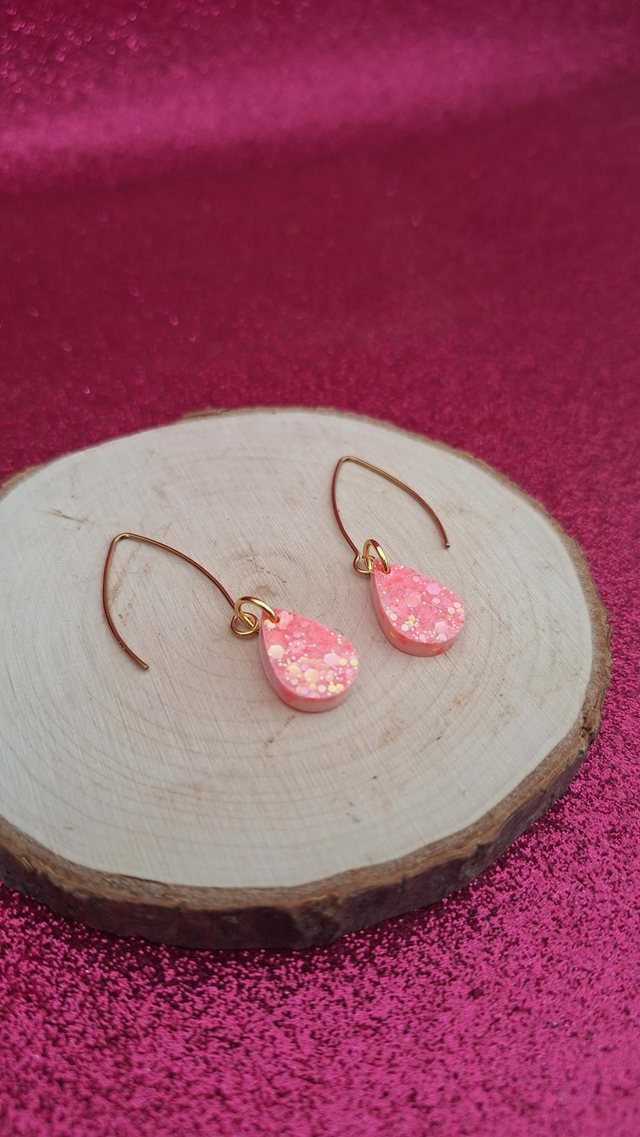 Boucles d'oreilles crochet doré gouttes corail/blanc