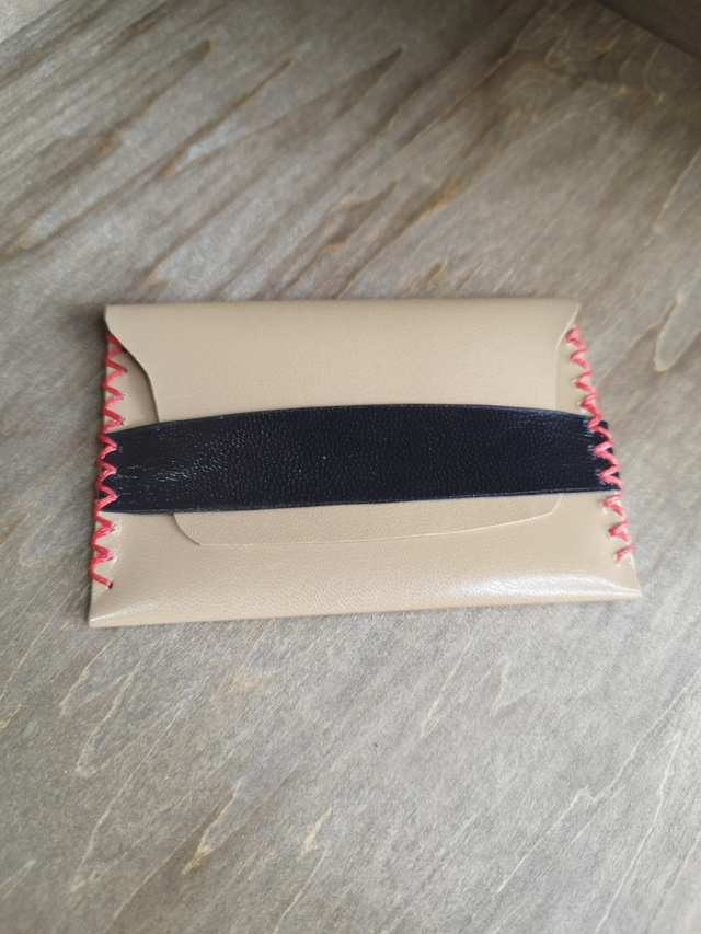 Petite pochette porte-carte en cuir clair