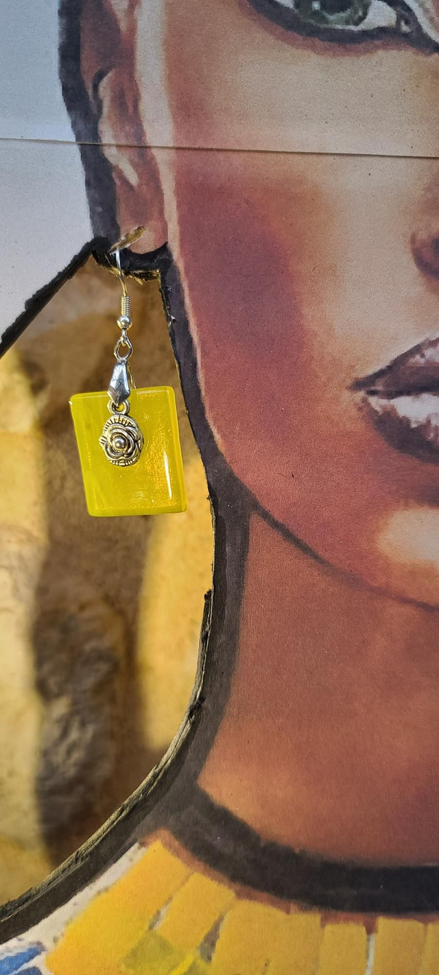 Boucles d&#039;oreilles en verre jaune citron.